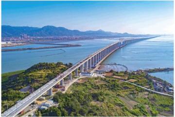 新建福厦铁路湄洲湾跨海大桥无砟轨道施工完成